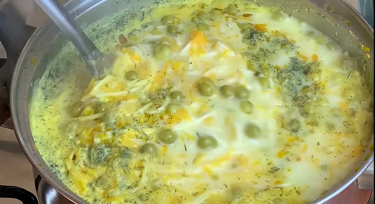 Куриный суп с цветной капустой, горошком и сыром