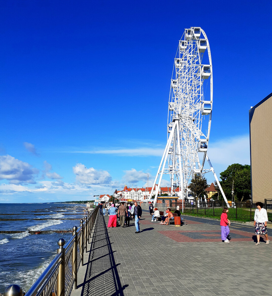 Колесо обозрения на променаде в Зеленоградске