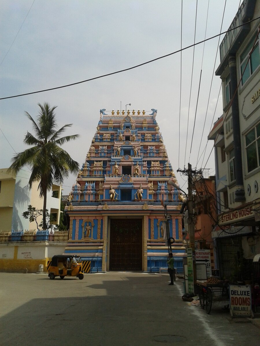 В Мурудешвае, около Храма Минакши - самые вкусные лепешки Паратхи - вот тут, справа, лавочка.