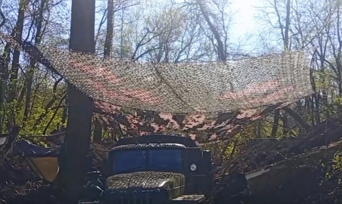    Российские военнослужащие, участвующие в СВО, поблагодарили нефтеюганцев за присланные ими маскировочные сети