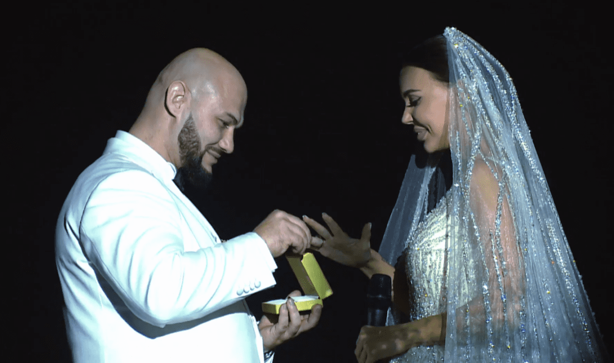    Джиган и Самойлова обмениваются кольцами. Фото: PrtScr — ВК: Сообщество «Оксана Самойлова» Юлия Лик