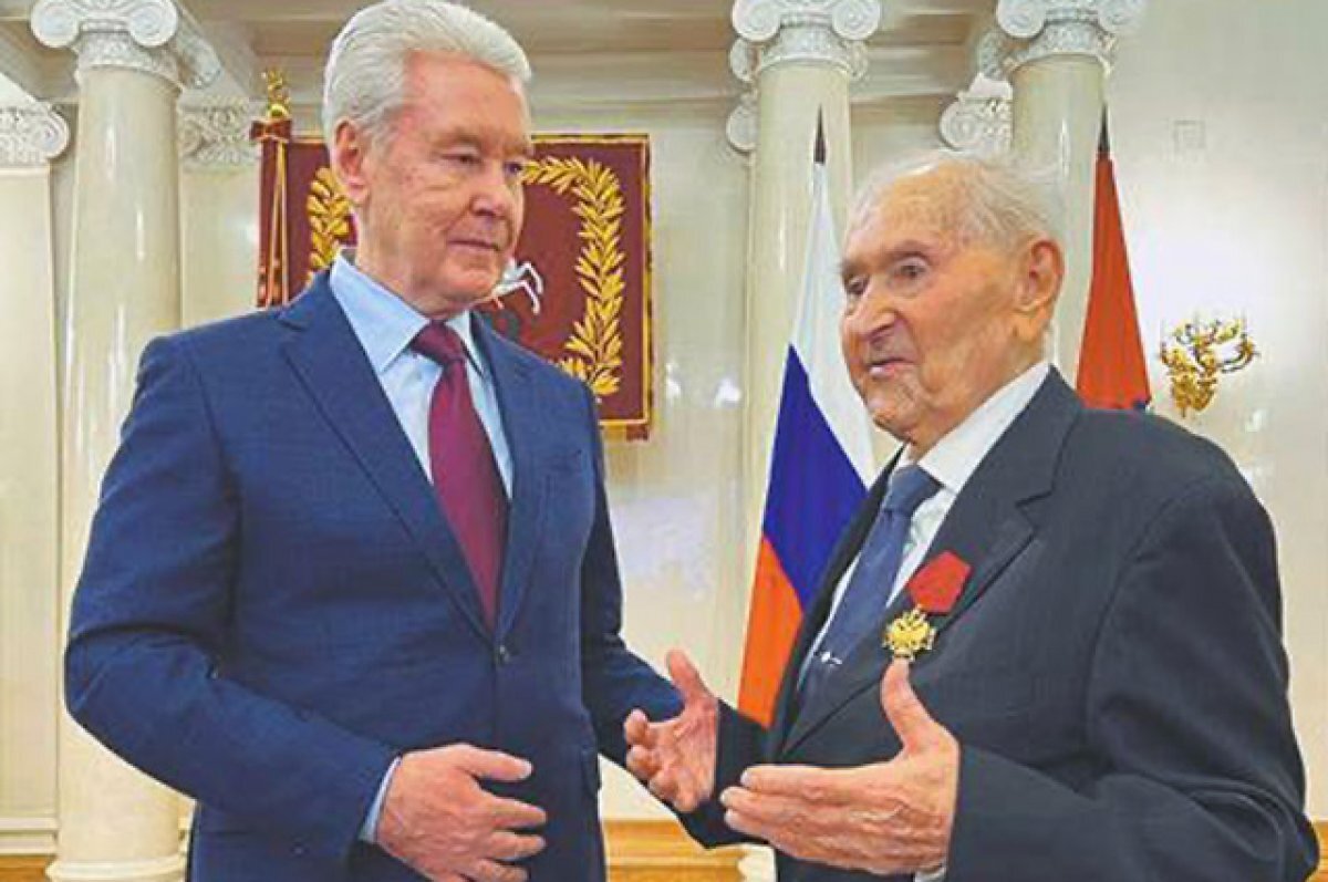    Мэр Москвы Сергей Собянин вручает Александру Хоменко орден «За заслуги перед Отечеством», ноябрь 2022 года.