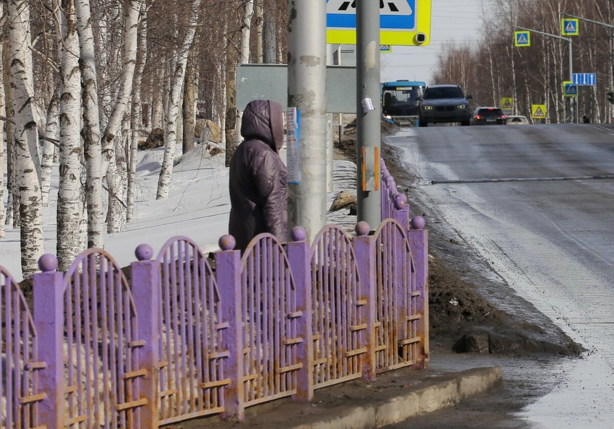 Территорию находящуюся под местом кладки карниза в целях безопасности необходимо огородить