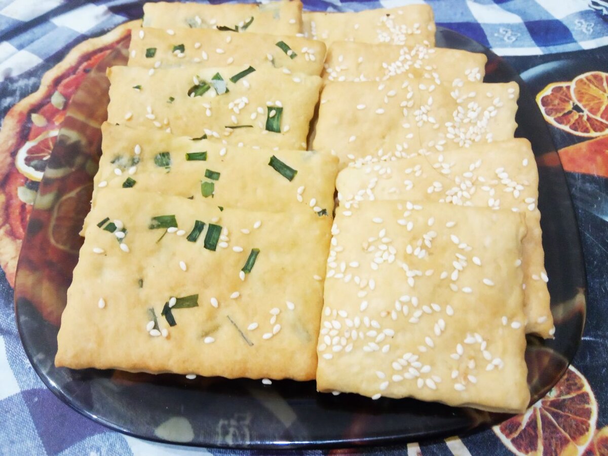Солёное печенье с кунжутом и зеленым луком с чесноком
