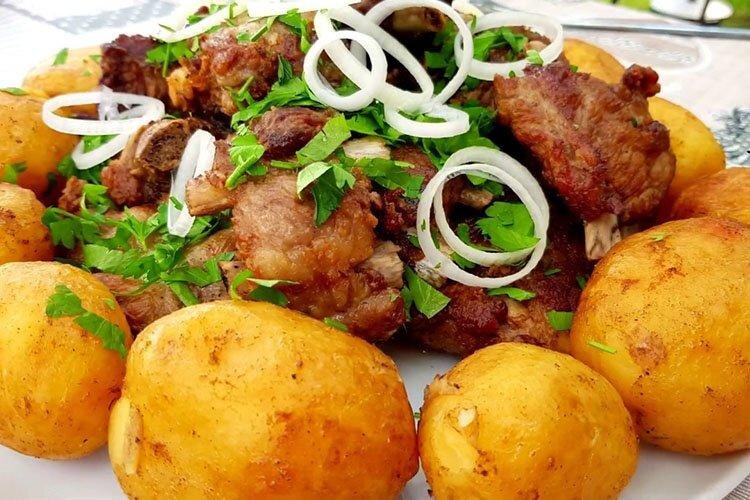 Картошка с мясом в духовке - 15 простых и вкусных рецептов блюд