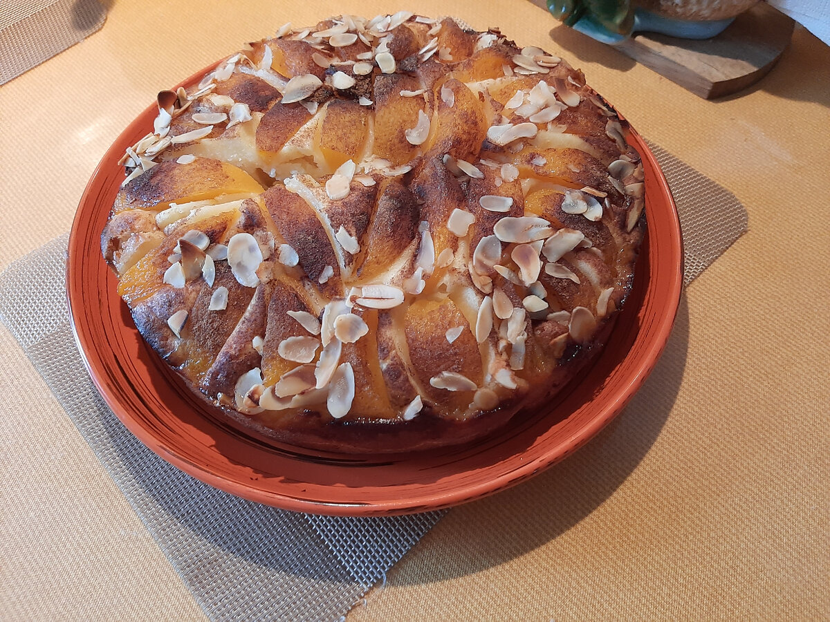 Сверху корица с сахаром, а не горелые корочки... Большая часть  пирога отправилась к соседям, пусть попьют чайку за наше здоровье. 