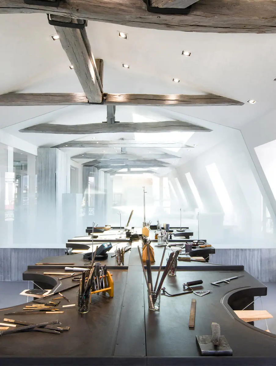 Ателье Messika - это уникальное пространство, залито мягким естественным светом. Ювелиры, наборщики, полировщики и виртуозные мастера применяют свой талант и опыт для создания исключительных изделий. 