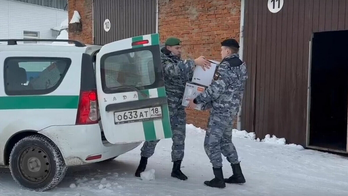     Судебные приставы Удмуртии собрали для Кизнерского полка, принимающего участие в спецоперации, технику для возведения укрепленных сооружений. Об этом они рассказали в видеоролике.