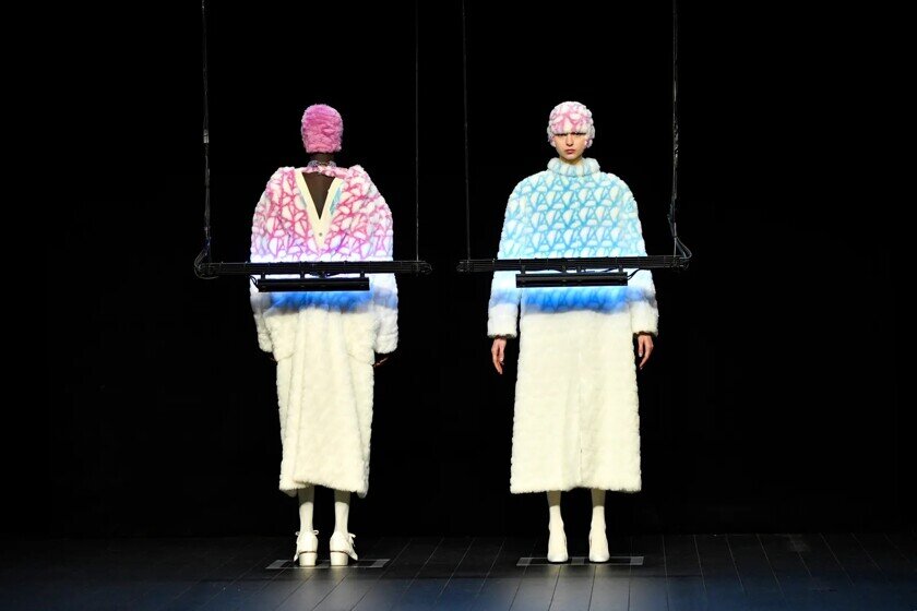    Так преображение одежды выглядело на подиуме. Источник: Vogue