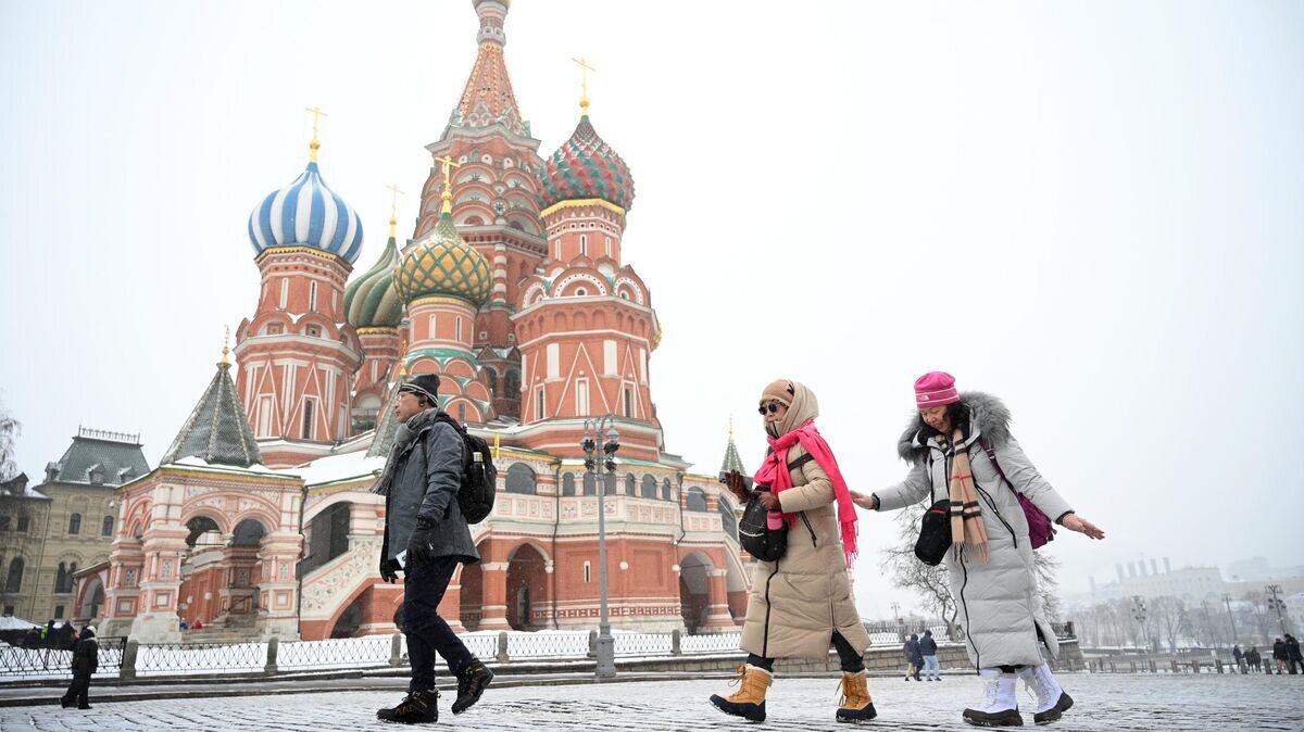    Туристы из Китая гуляют на Красной площади в Москве© РИА Новости / Рамиль Ситдиков