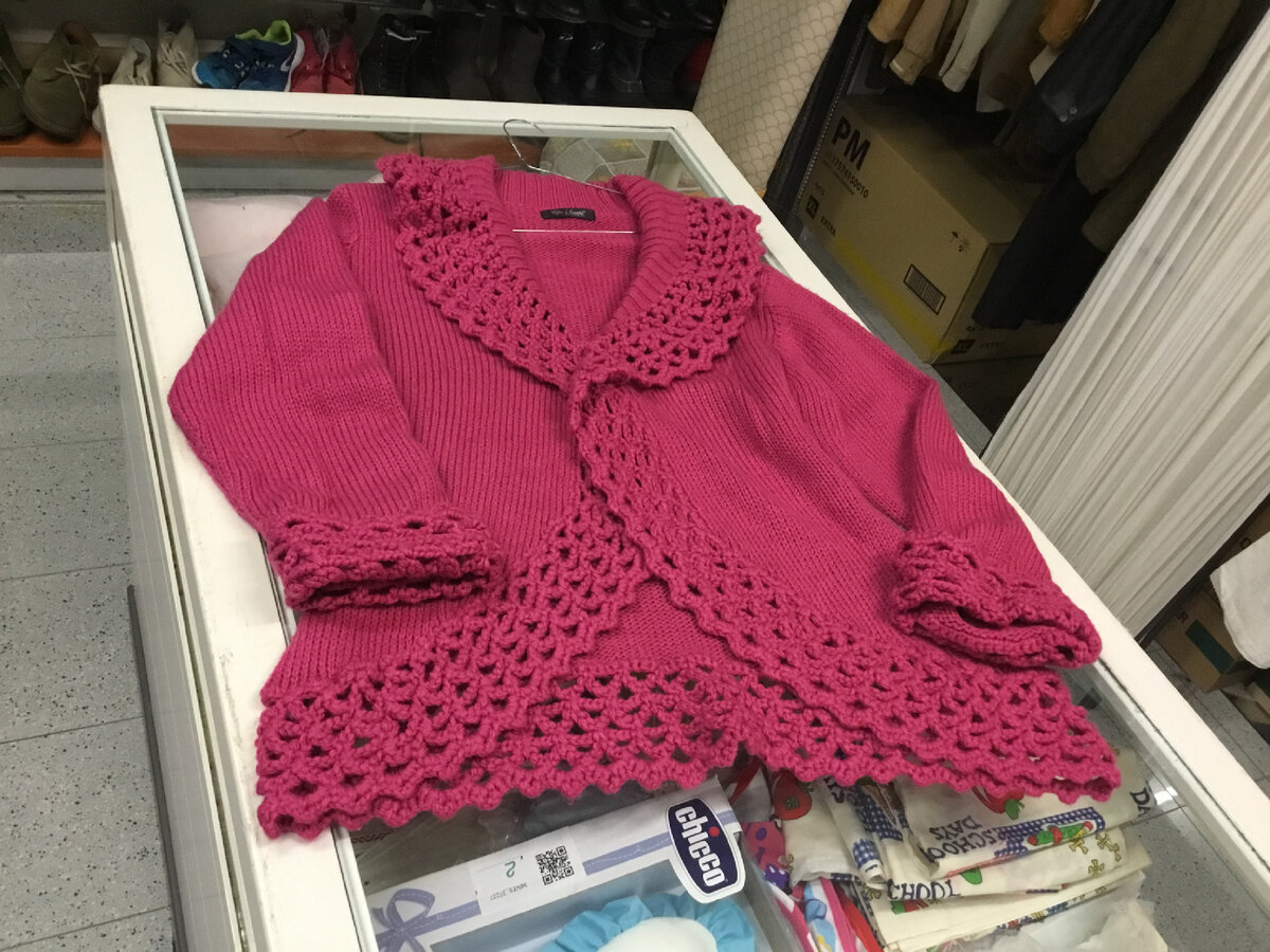 Правда, вот эту кофту не удобно носить под верхней одеждой. Хороша она будет или в помещении, где прохладно или на улице, когда совсем потеплеет. Стоит 3 евро. Состав 30/70 шерсть с акрилом. Застегивается на крючок. 