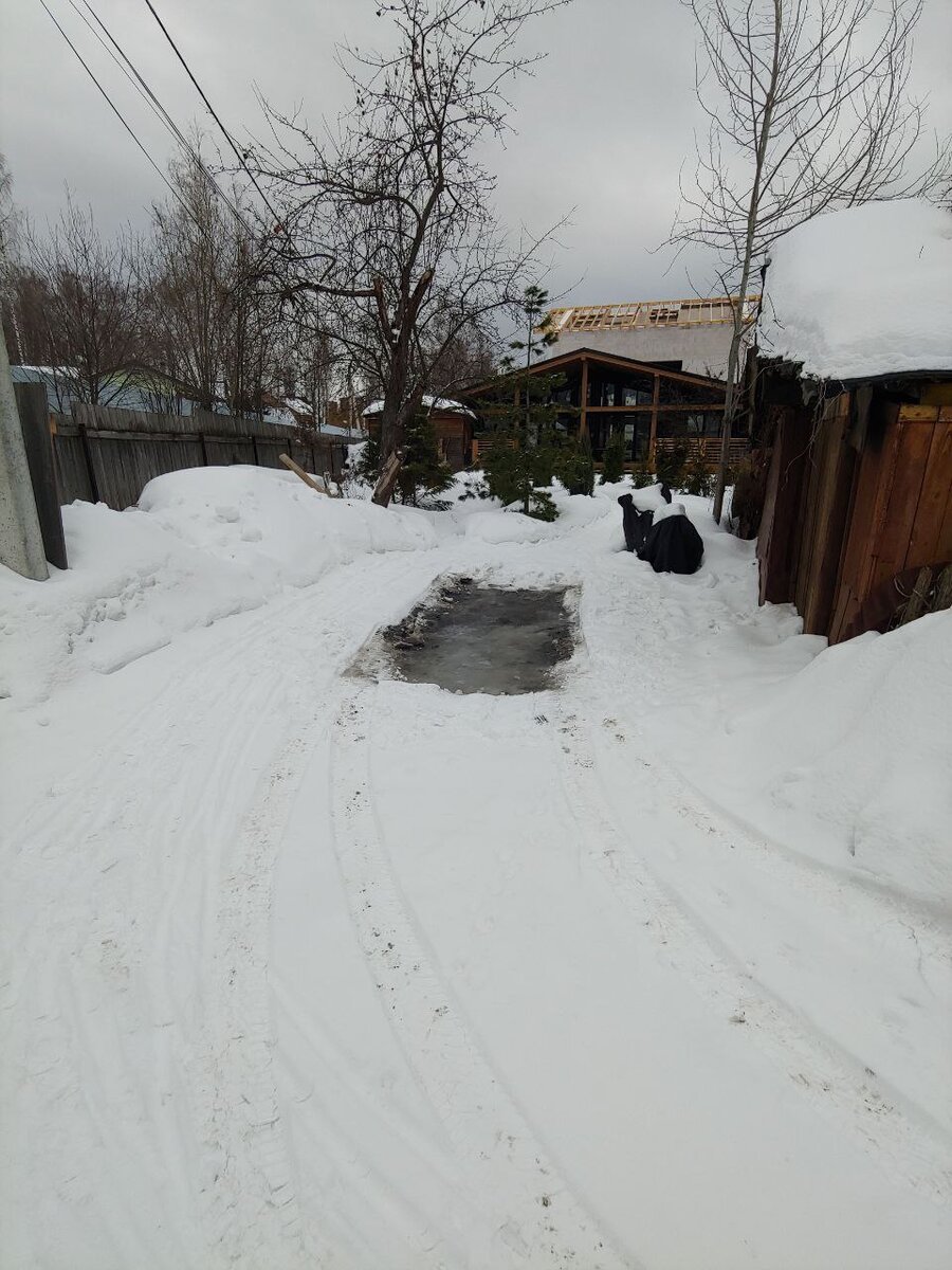 Видна проталина на месте авто
