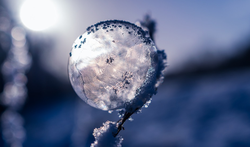 Это просто замёрзший мыльный пузырь :)