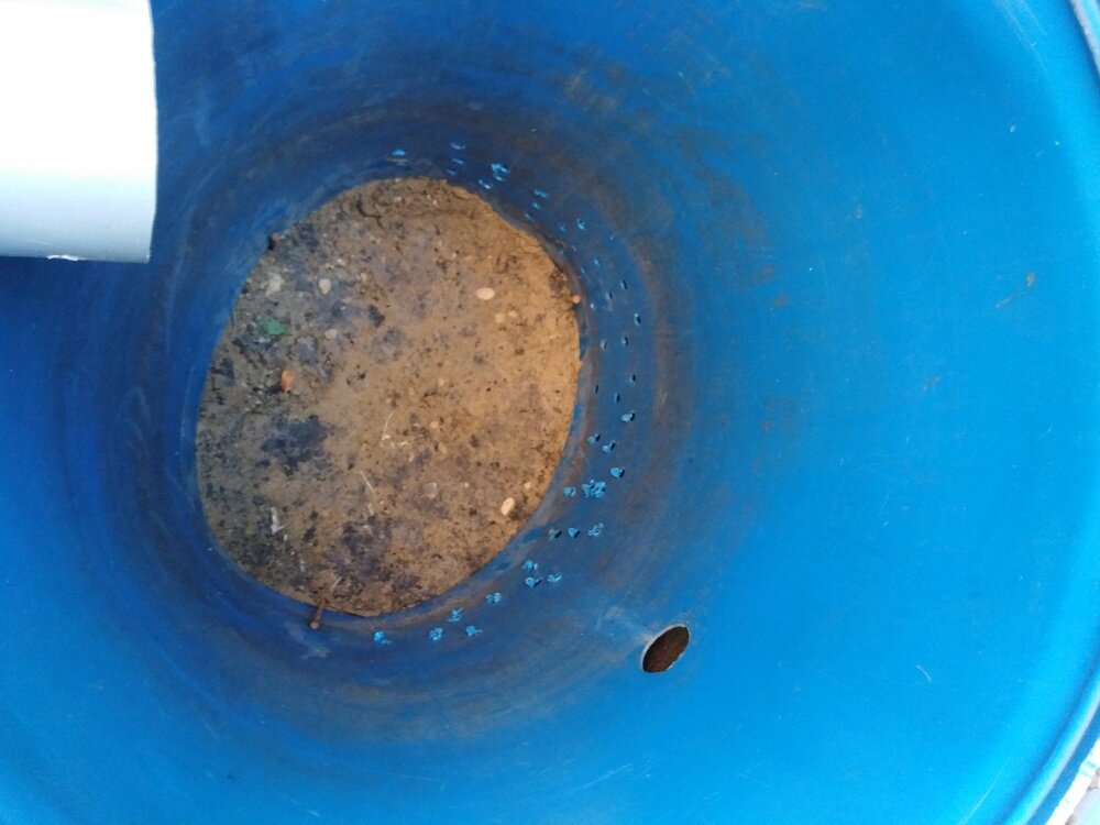 Дополнительно просверлили отверстия в бочке, чтобы вода быстрее отходила в землю.