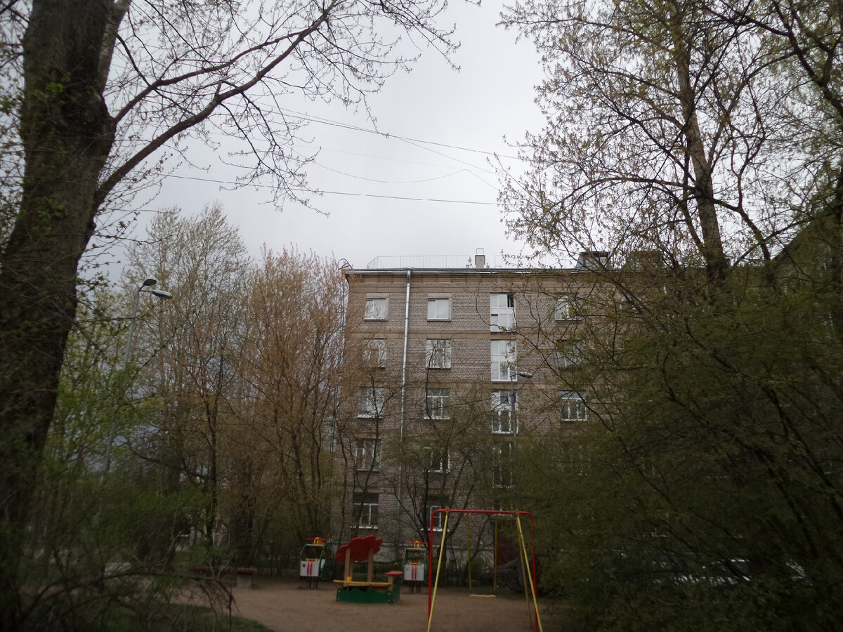 А вот так выглядит весь дом. Всего таким макаром уменьшили 3 окна: два - со двора, и одно - с торца дома.