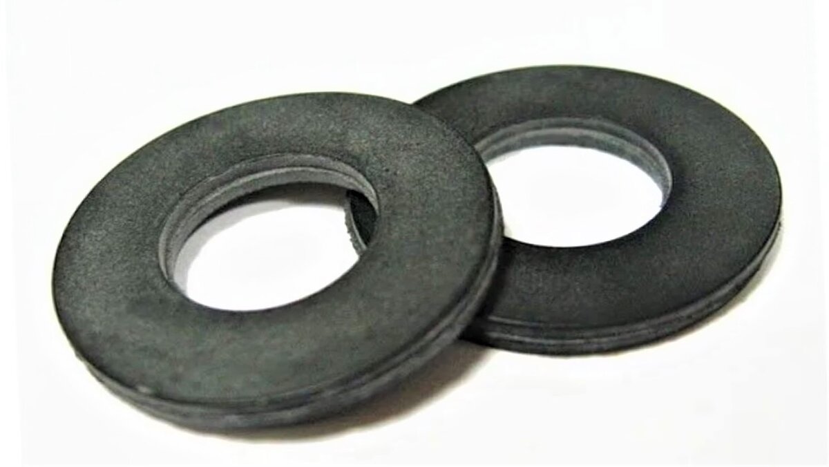 После покупки нового смесителя, прямо в магазине необходимо проверить, чтобы в комплекте были мягкие резиновые прокладки толщиной не менее 2-х мм