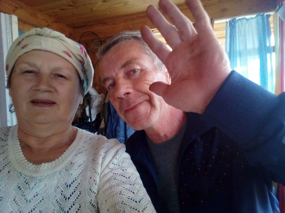 Это пять лет назад или чуть больше. Я с братом у нас на даче. Мы потихоньку зовем его Моисей, за подвиги переездов. Я тут щурюсь, потому что глаза-то не молодые...