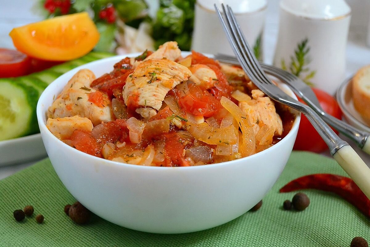 Курица, тушенная с помидорами и луком — очень вкусно, недорого и быстро