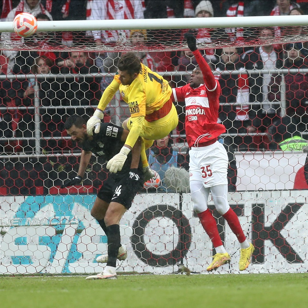 Ты вратарь и хочешь, чтобы гол соперника отменили? Столкнись со своим защитником!)) Кадр из матча "Спартак"- "Урал" -2:2