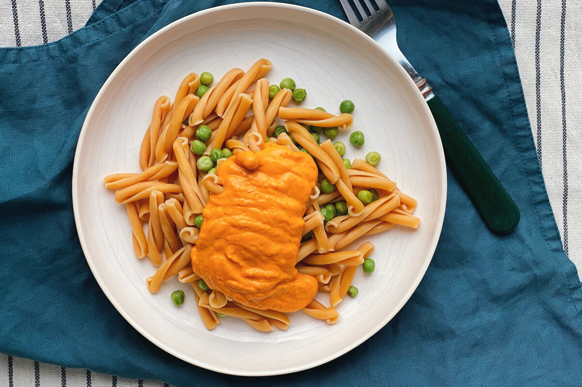 Казаречче из нута в соусе ромеско с кабачками и горошком