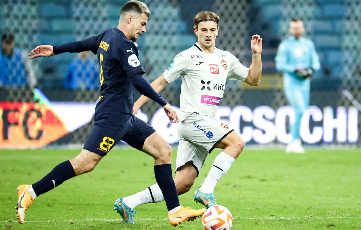    Полузащитники "Сочи" Артур Юсупов и ЦСКА Константин Кучаев  Дмитрий Феоктистов/ТАСС