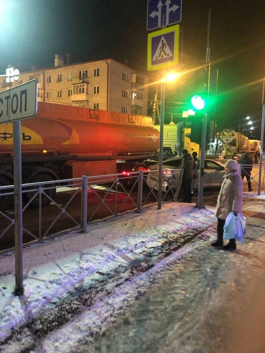    В Брянске бензовоз «Роснефти» смял Toyota Camry на Командоре avchernov