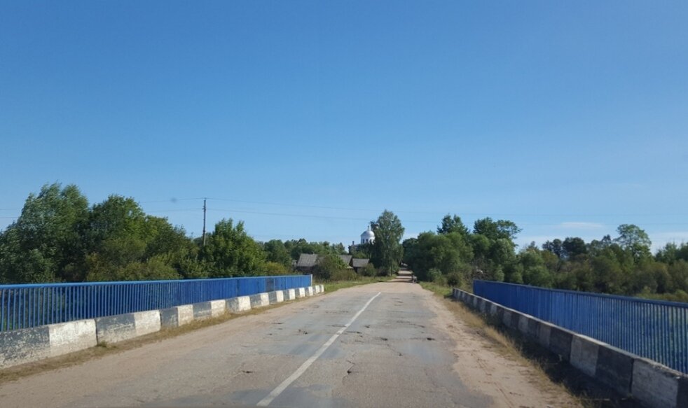 Тверская область. На въезде в село Козлово. Вдали виден Введенский собор