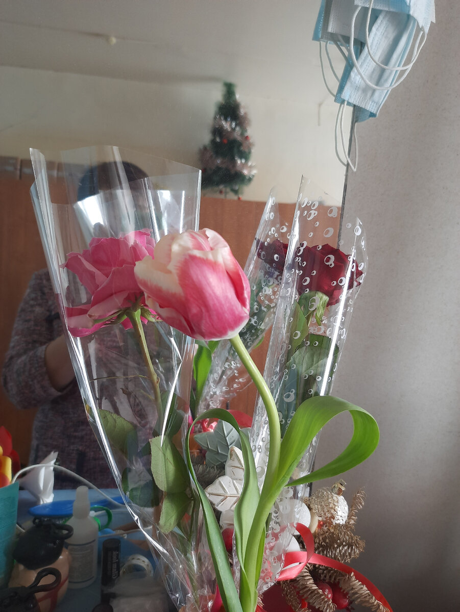 Долго недоумевала, это как так получилось, потом сообразила, цветы-то стоят около зеркала. Сбоку ещё и новогодний подарок прилепился. 