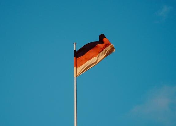    флаг Германии, unsplash.com/photos/OgisdGaHQFk