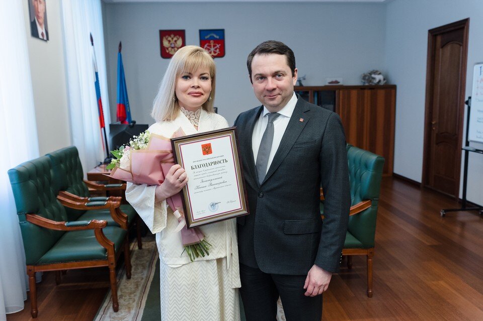     Награду Ксении Зинатуллиной передал Андрей Чибис. Фото: правительство Мурманской области