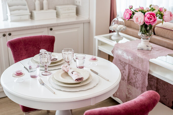 Прованс, гламур,шеби-шик... Романтичный интерьер "на любителя" в сталинке 55 кв.м.