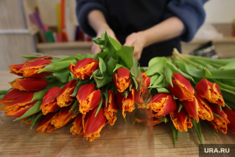    Наталья Гулина выполнила просьбы военнослужащих и лично поздравила их жен и матерей с 8 марта