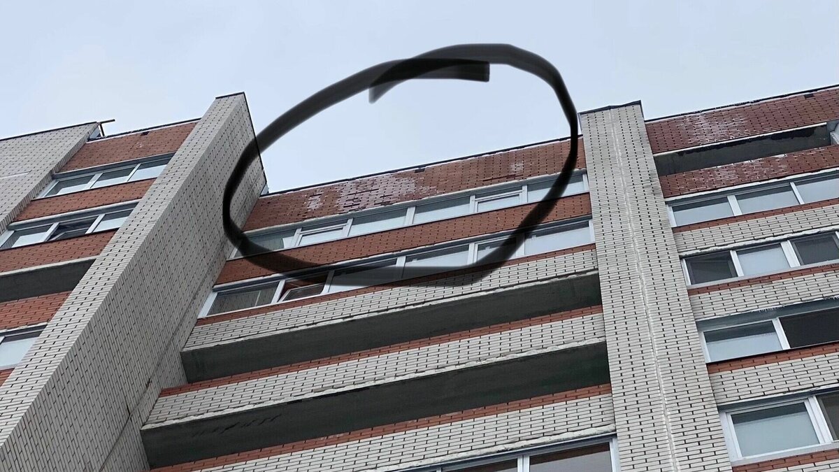     Накануне, 7 марта, жители Набережных Челнов заметили, как фасад дома 58/02 начинает рушиться. Один из кирпичей прилетел на голову ребенку, который гулял рядом с мамой. Соответствующая публикация появилась в городском сообществе во «ВКонтакте».