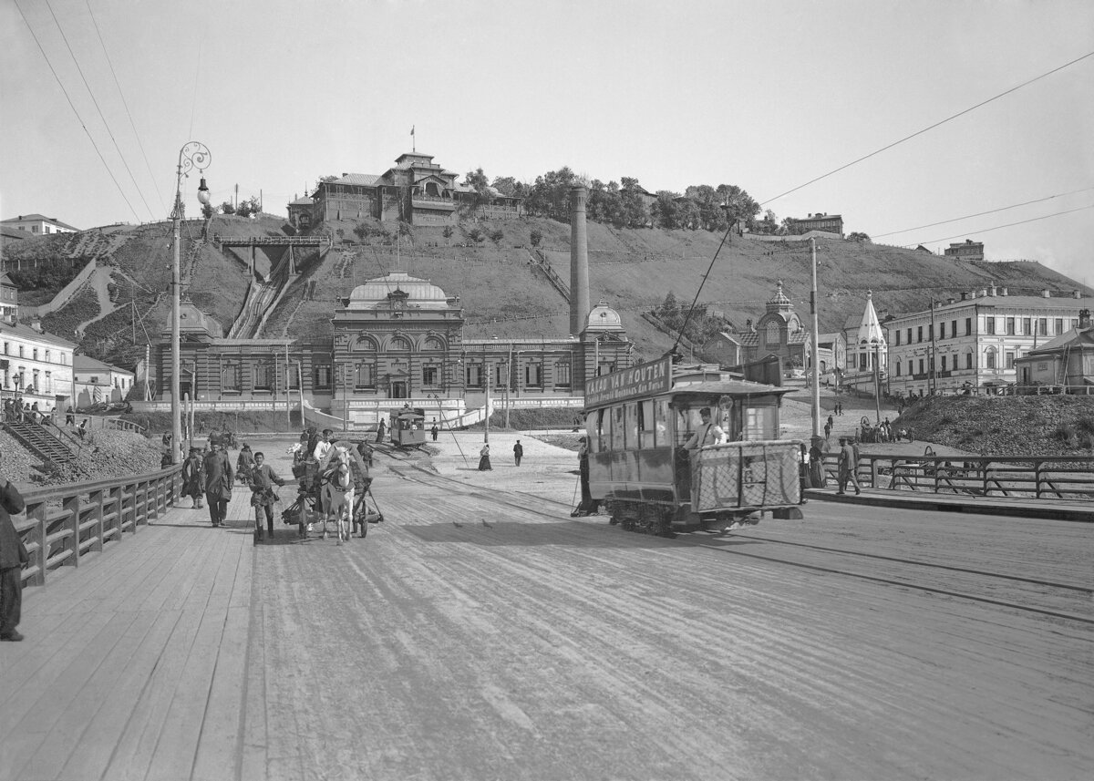© public domain (Похвалинский элеватор (слева на холме) в 1896 г. Вид с плашкоутного моста, о котором подробнее можно прочитать по ссылке в конце статьи)