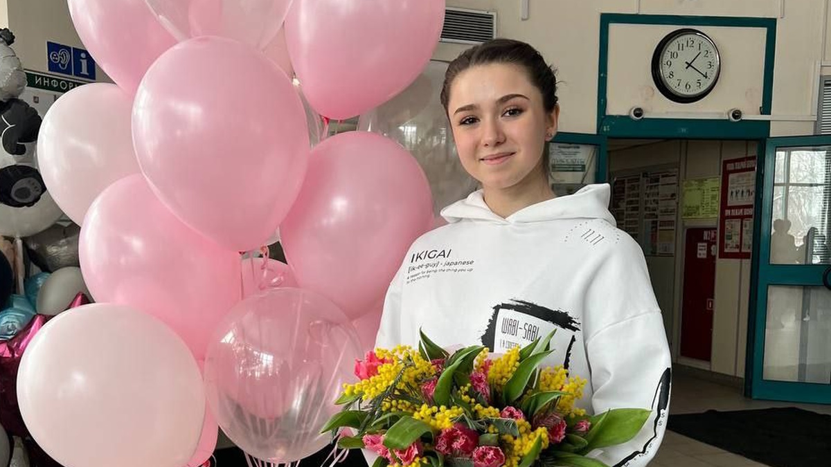    Камила Валиева с подарками от фанатов. Фото: фан-группа фигуристки Камилы Валиевой