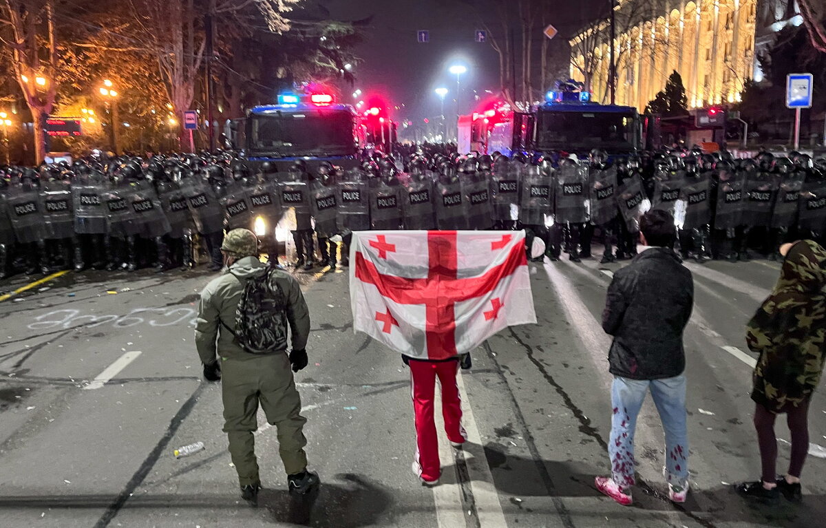 Митинг в тбилиси против закона об иноагентах. Грузия протесты иноагенты. Грузия 2023. Массовые протесты в Тбилиси.