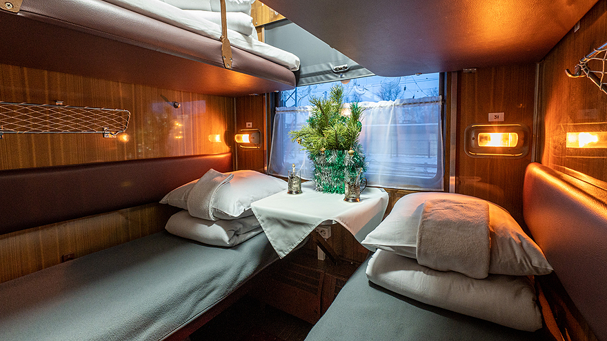 Празднично оформленный интерьер «Поезда Деда Мороза»