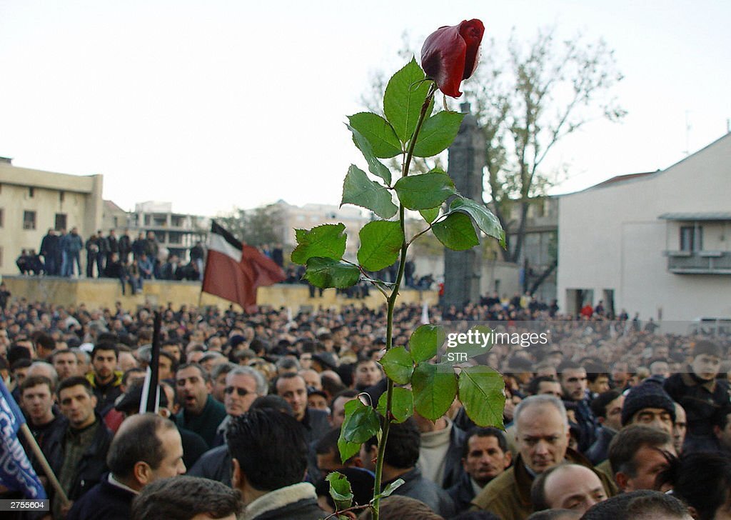 23 ноября 2003. Революция роз в Грузии 2003. Революция роз. Грузия. 2003 Год. Цветная революция в Грузии 2003. Саакашвили революция роз.