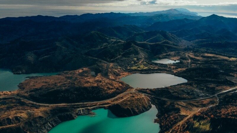 На фотографии - Бирюзовые озёра, фото с сайта GoSakhalin.ru