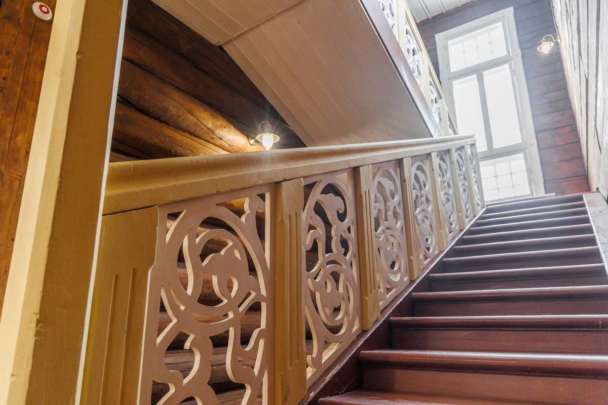     Во многих зданиях, построенных по проектам Соколовского, есть парадные лестницы