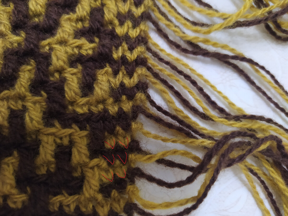 Здесь галочки смотрят косо и получается маленькая дырочка на краю, у узелка. Она дает рыхлость, которая совсем мне не понравилась.