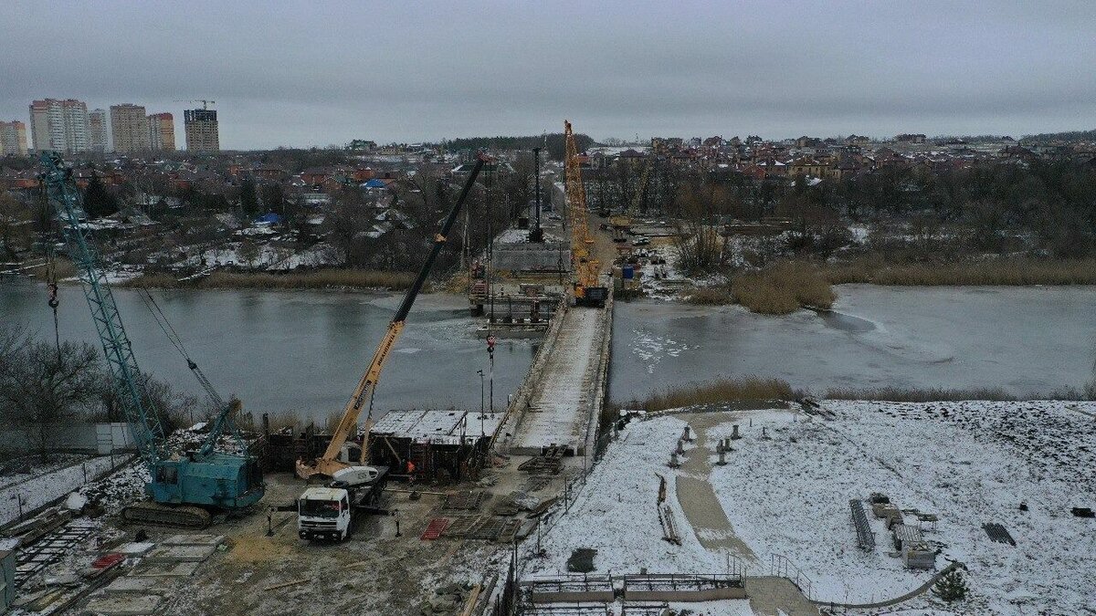    Минстрой Российской Федерации объявил о том, что строительная готовность моста через Ростовское море составила более 20%, об этом пресс-служба рассказала в официальном Telegram-канале ведомства.