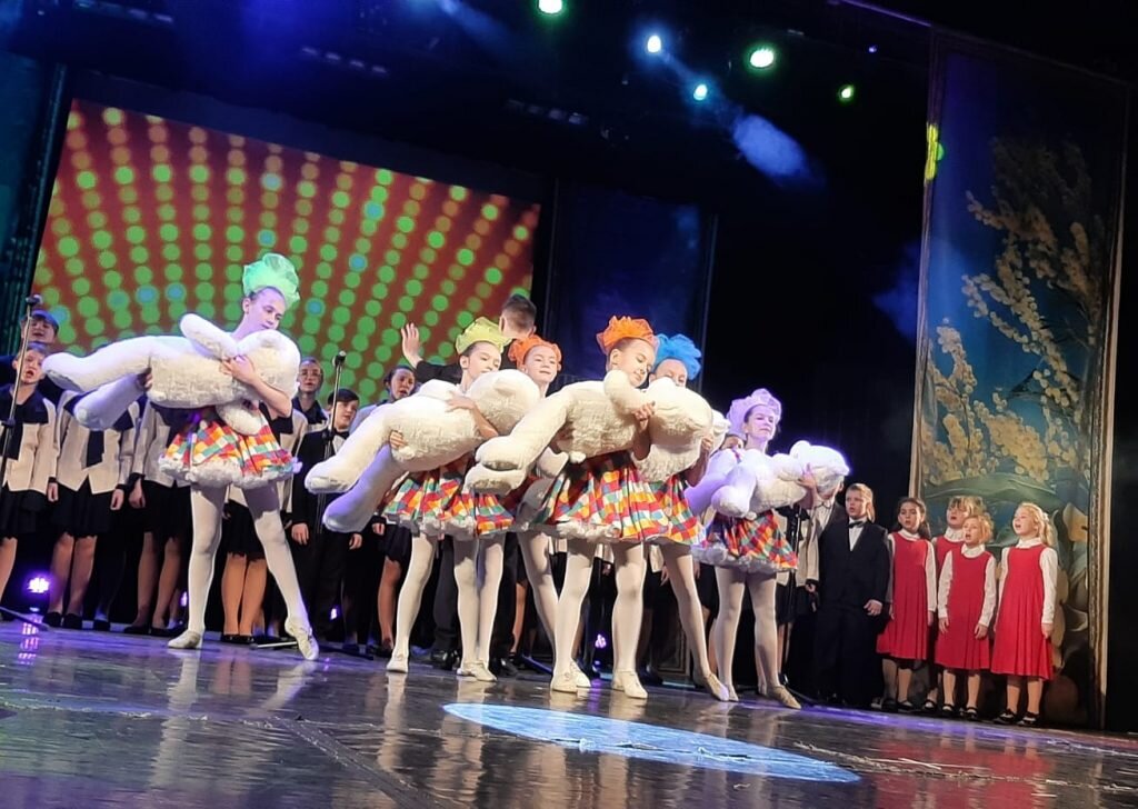 Дом офицеров. Дом офицеров на литейном сцена. Игра в доме офицеров краснознаменск. Дом офицеров конкурсы. Дом офицеров западного военного округа.