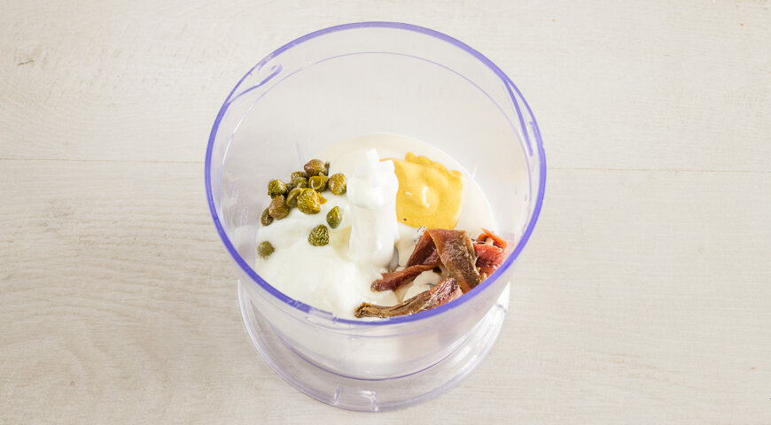 Для соуса салата перемешать все ингредиенты в блендере. Обратите внимание: рецепт соуса дан на 10 порций. На 2 порции салата требуется 6 ст. л. соуса. Готовый соус можно хранить в холодильнике около недели при температуре 4С.