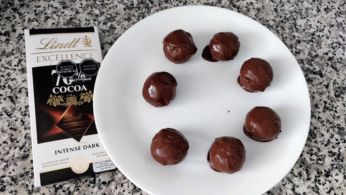 Покрыла шоколадом. Внутренности миндальный жмых, мед, кокосовое масло, изюм