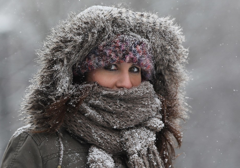Зиму зима очень сильно. Девушка закутанная в шарф. Тепло одетый человек. Человек укутанный в шарф. Укутаться шарфом.