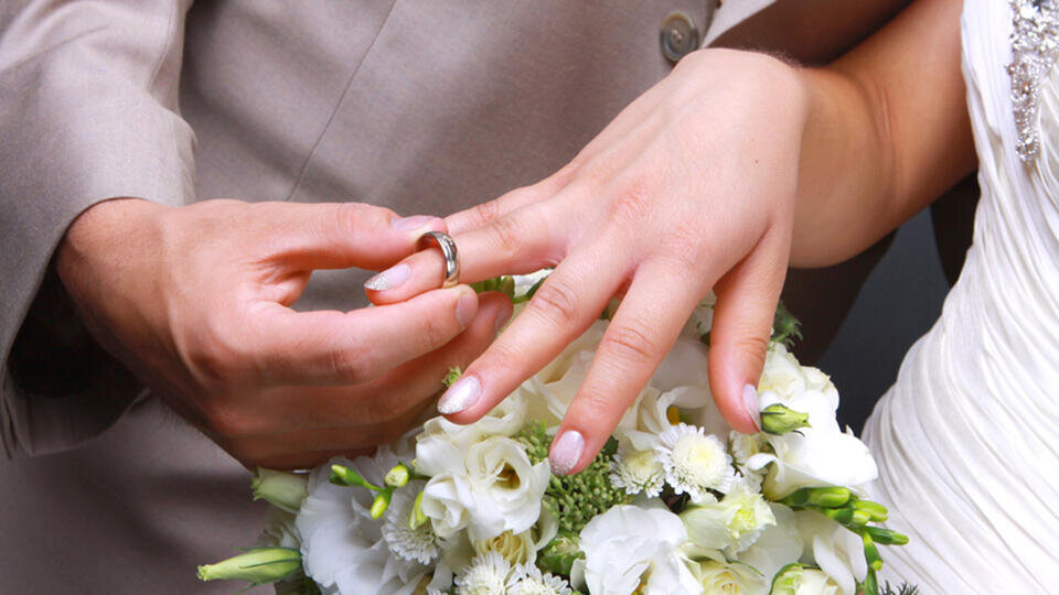     Не имей сто рублей: жених потребовал от друзей оплатить его помолвку depositphotos