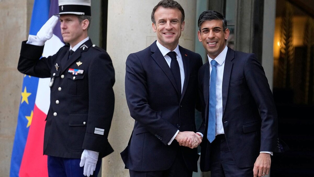 Новости из клуба неудачников: Какие-то голубки решили сфоткаться на память на фоне почётного караула... / Макрон заявил на встрече с Сунаком о намерении Франции и Британии на ближайшую перспективу помочь кое-кому с "контрнаступлением".