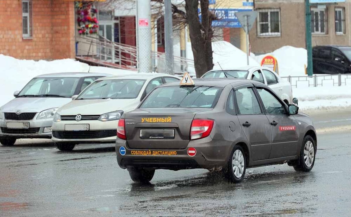 Обучающихся вывели на оживленные улицы — и правильно сделали. Фото Александра ДАНИЛОВА