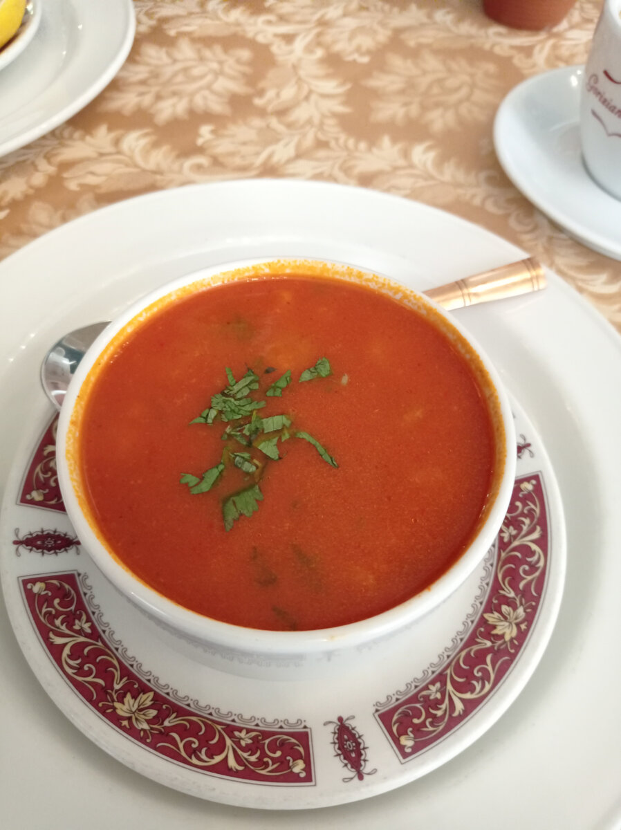 Это острый куриный суп, по моему заказу приготовленный с максимальной остротой. 